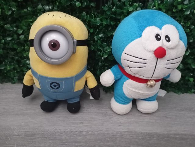 Peluche Minion y Doraemon