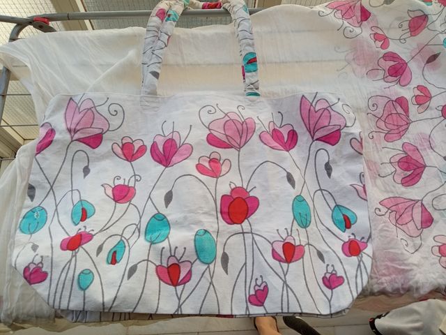 Bolso y tela con flores rosas y turquesas