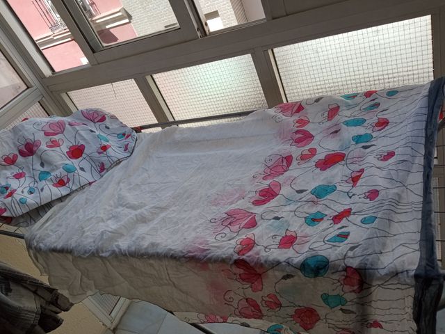 Bolso y tela con flores rosas y turquesas