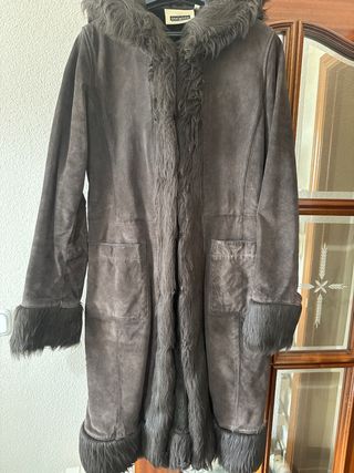 Abrigo de piel Oakwood con capucha y pelo.