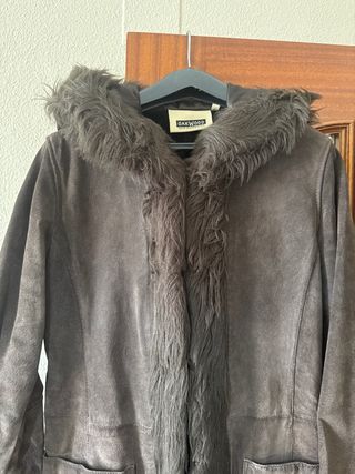 Abrigo de piel Oakwood con capucha y pelo.