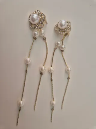 Pendientes largos dorados con perlas