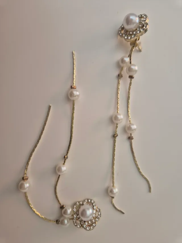 Pendientes largos dorados con perlas