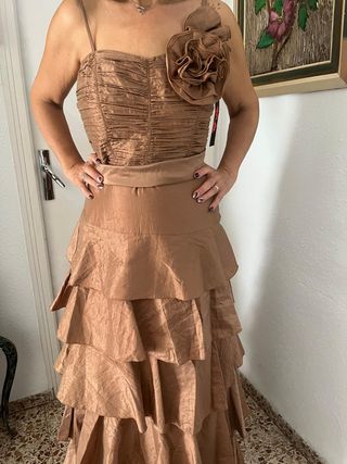 Vestido de fiesta marrón y dorado