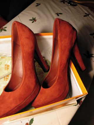Zapatos de tacón de antelina coral
