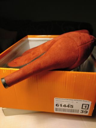 Zapatos de tacón de antelina coral