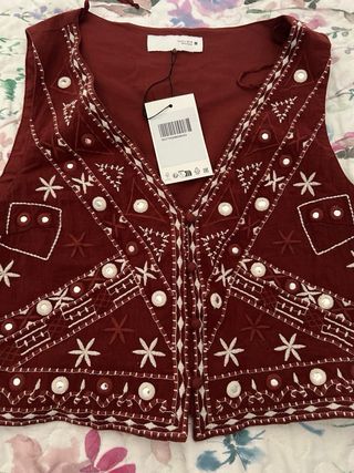 Chaleco Zara bordado burdeos talla L