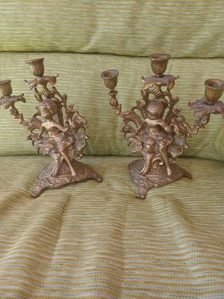 Par de candelabros de bronce