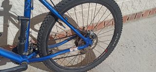 Bicicleta de montaña azul