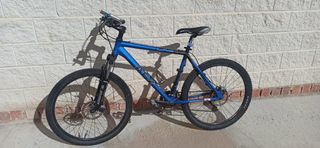 Bicicleta de montaña azul