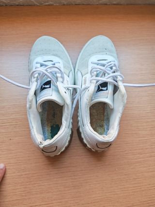 Zapatillas Puma Beige y Blancas