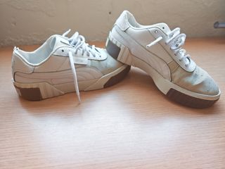 Zapatillas Puma Beige y Blancas