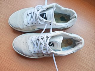 Zapatillas Puma Beige y Blancas