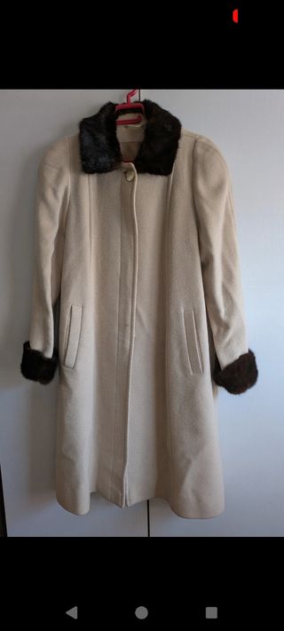 Abrigo 3/4 beige con cuello de piel