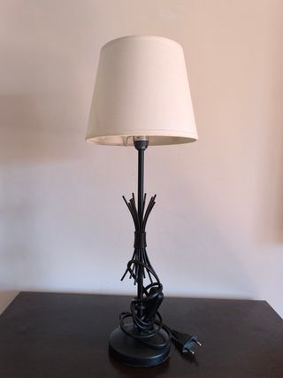 Lámpara de mesa negra y blanca.