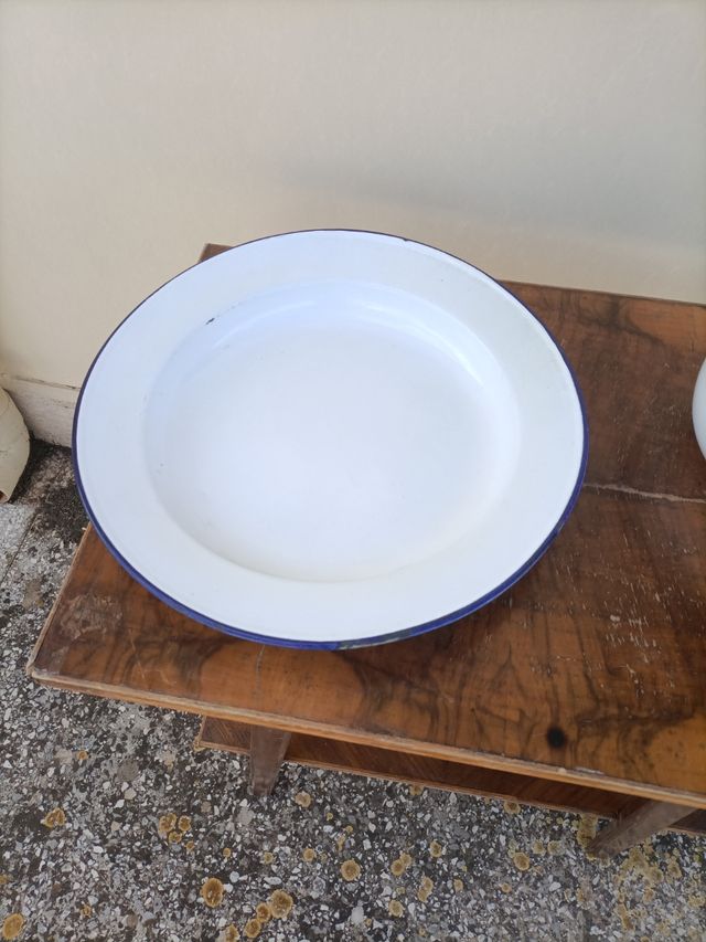 Vecchi oggetti vintage in ferro smaltato