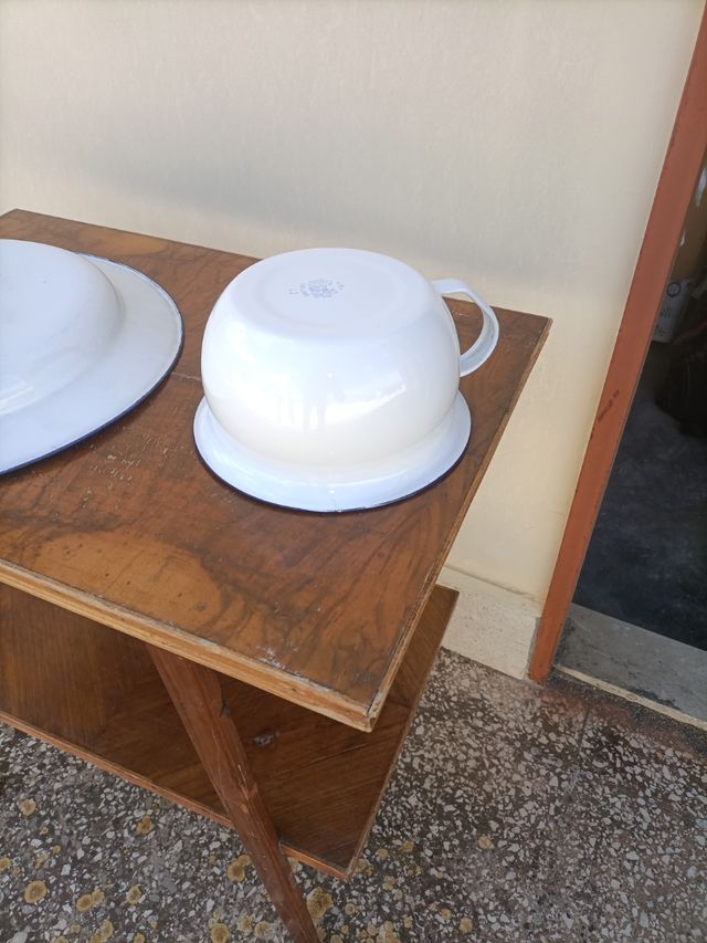 Vecchi oggetti vintage in ferro smaltato