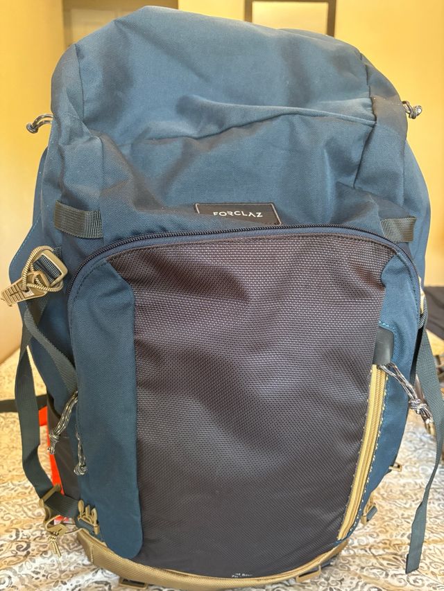 Mochila de viaje Forclaz azul con funda impermeabl