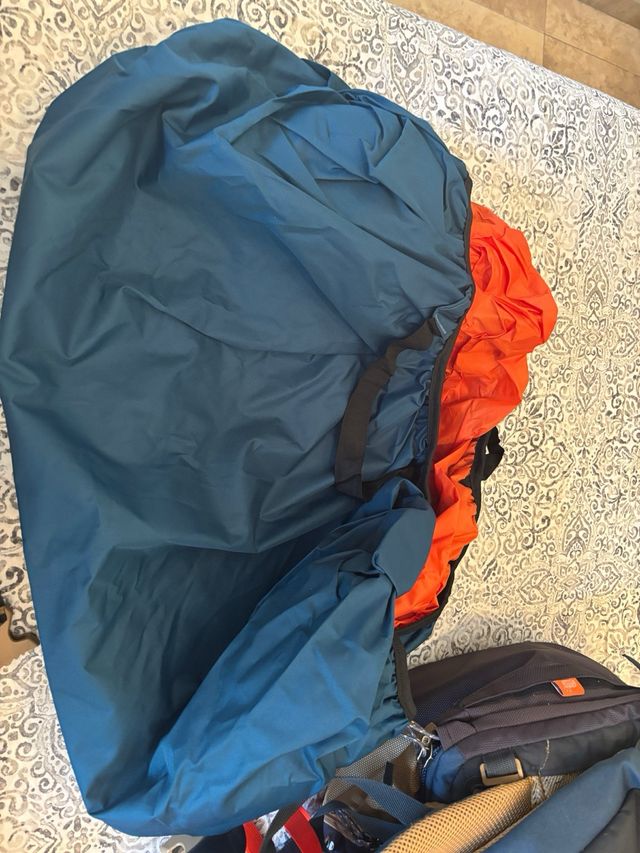 Mochila de viaje Forclaz azul con funda impermeabl