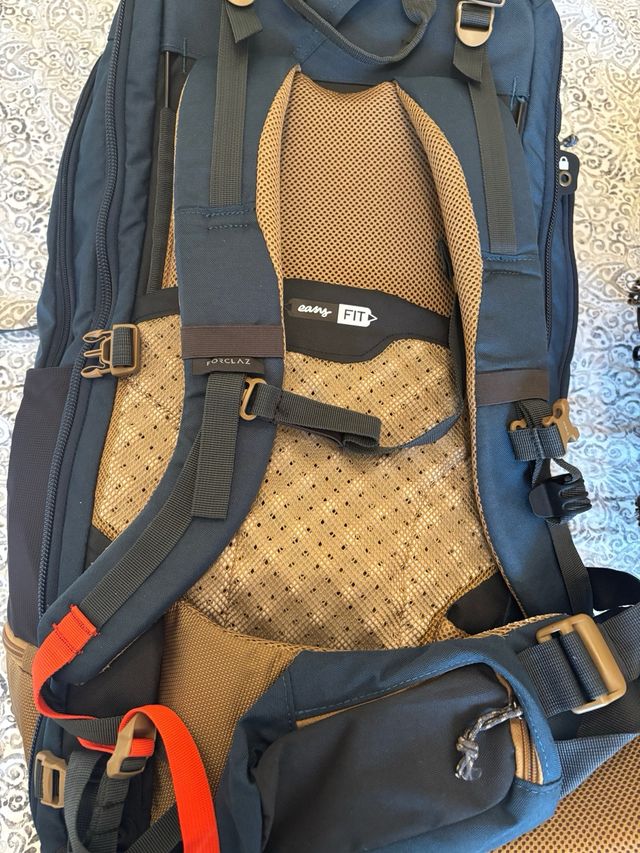 Mochila de viaje Forclaz azul con funda impermeabl