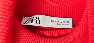 Jersey fino cuello alto color rojo (Zara)