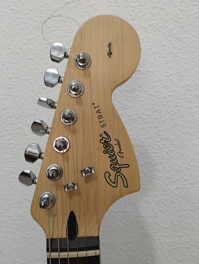 Pack Fender Squier Affinity + Ampli 10W+ Extras