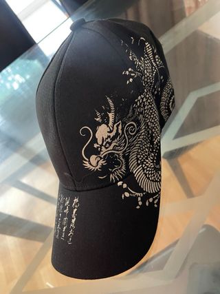 Gorra Negra con Diseño de Dragón y Letras