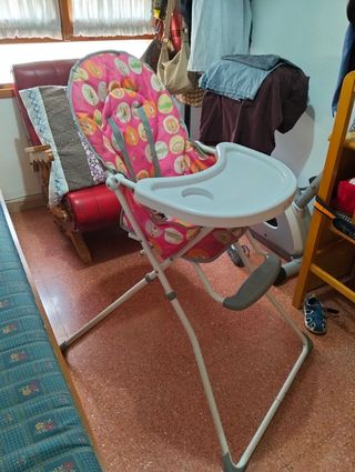 Trona de bebé OLMITOS con estampado infantil.