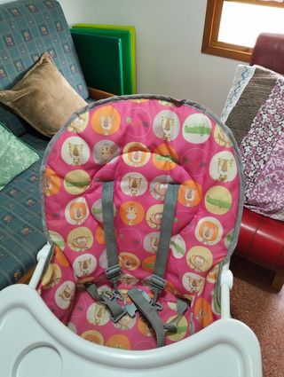 Trona de bebé OLMITOS con estampado infantil.