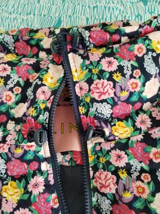 Abrigo corto acolchado estampado floral