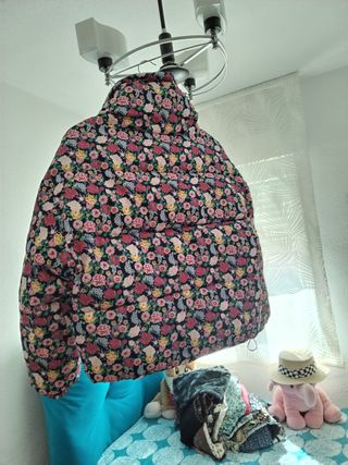 Abrigo corto acolchado estampado floral
