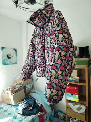 Abrigo corto acolchado estampado floral