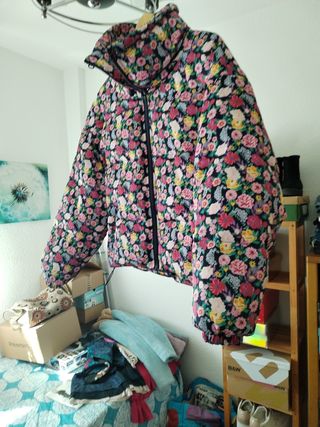Abrigo corto acolchado estampado floral