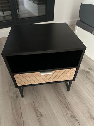 2 Mesitas de noche negra y madera