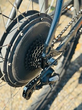 Bicicleta Eléctrica Negra y Naranja