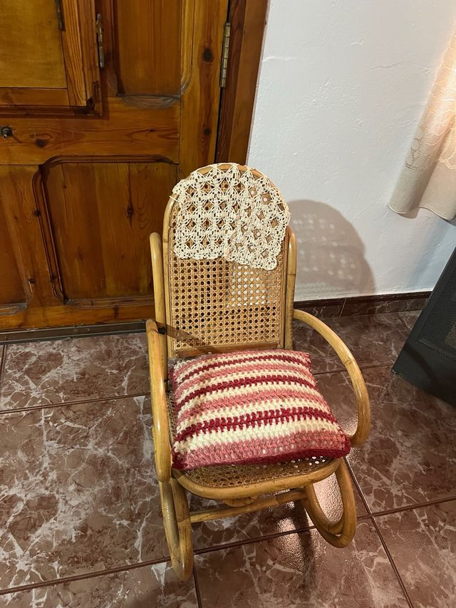 Sedia a dondolo in vimini per bambini