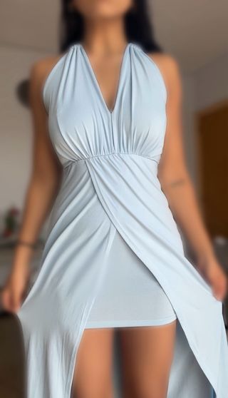 Vestido de fiesta azul pastel, corte asimétrico