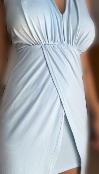 Vestido de fiesta azul pastel, corte asimétrico