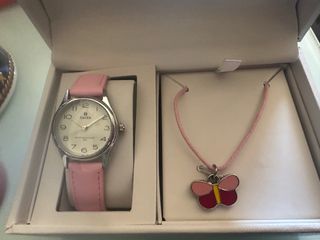 Reloj Racer con pulsera rosa y collar mariposa