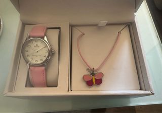 Reloj Racer con pulsera rosa y collar mariposa