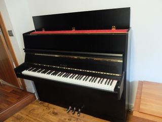 Piano Petrof Modelo 118