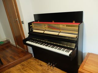 Piano Petrof Modelo 118