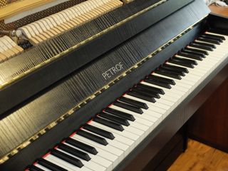 Piano Petrof Modelo 118