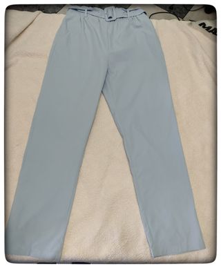 Pantalón azul con cinturón