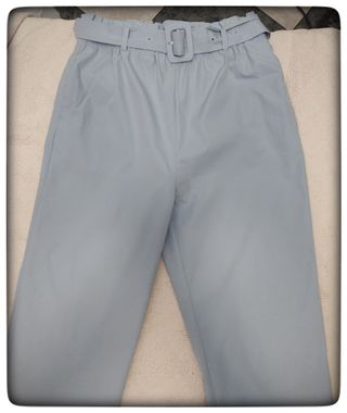 Pantalón azul con cinturón