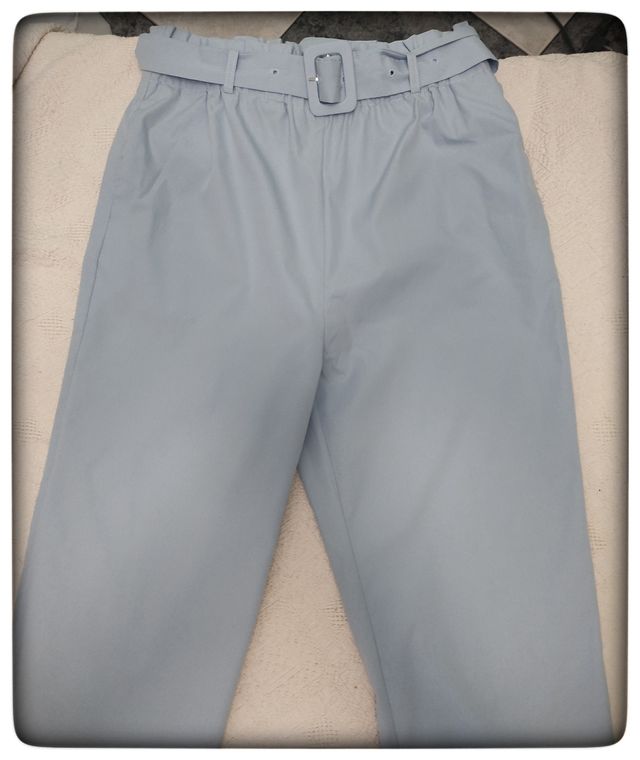 Pantalón azul con cinturón