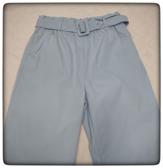Pantalón azul con cinturón