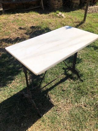 Mesa antigua mármol y metal