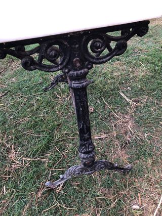 Mesa antigua mármol y metal