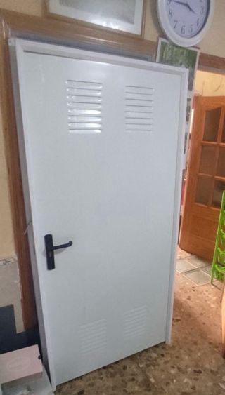 Puerta metálica blanca